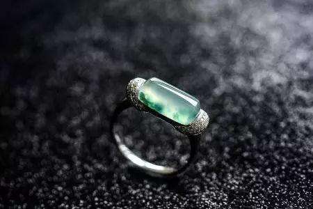 全面比较 哪个珠宝零售商的翡翠戒指最值得购买？