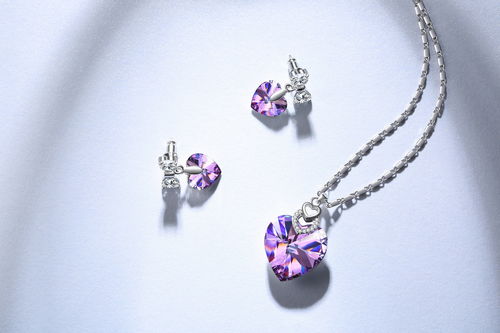 巧妙搭配珠宝首饰与文具用品，焕发年轻光彩与精致美感